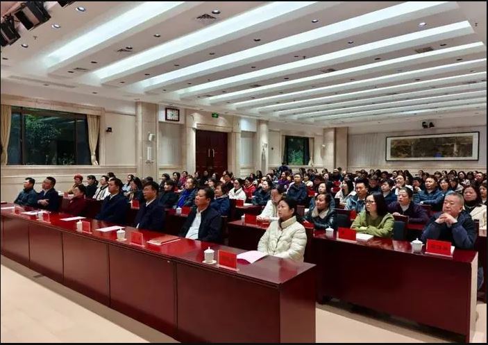 看世界)反腐风吹向官员配偶 湖南集合逾120人看落马官员忏悔