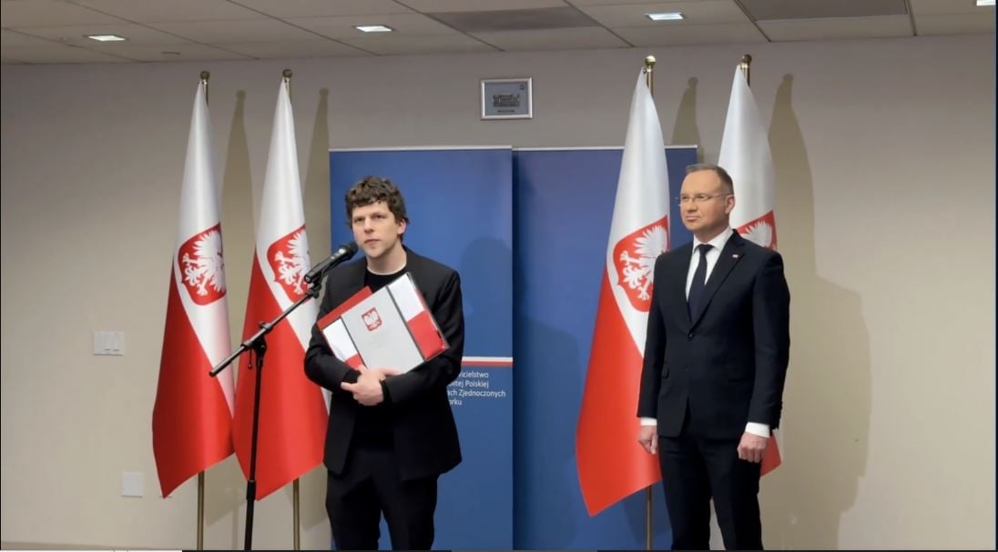 看世界)男星入籍波兰赶上“全国男性参军” 总理:把你训练成007