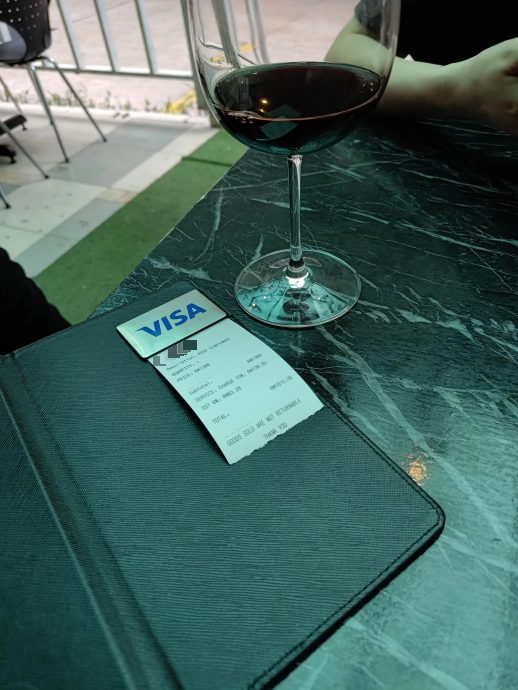 约会软件结识女生 青年疑坠酒托骗局失1610令吉