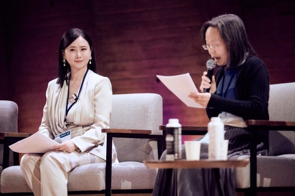 翁虹赴巴黎参与国际交流 遇拿破仑后裔赞亲切