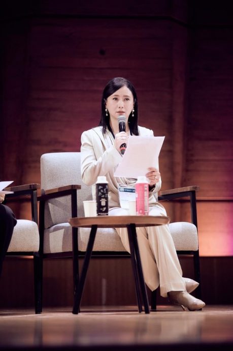 翁虹赴巴黎参与国际交流 遇拿破仑后裔赞亲切