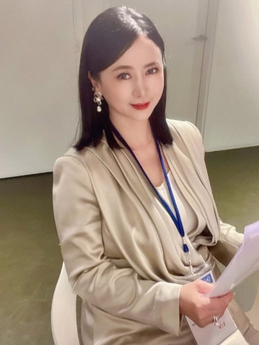 翁虹赴巴黎参与国际交流 遇拿破仑后裔赞亲切