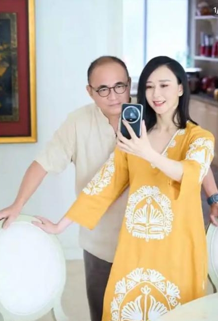 胡静解画马中“怕老婆”大不同 自比“脖子”惹笑