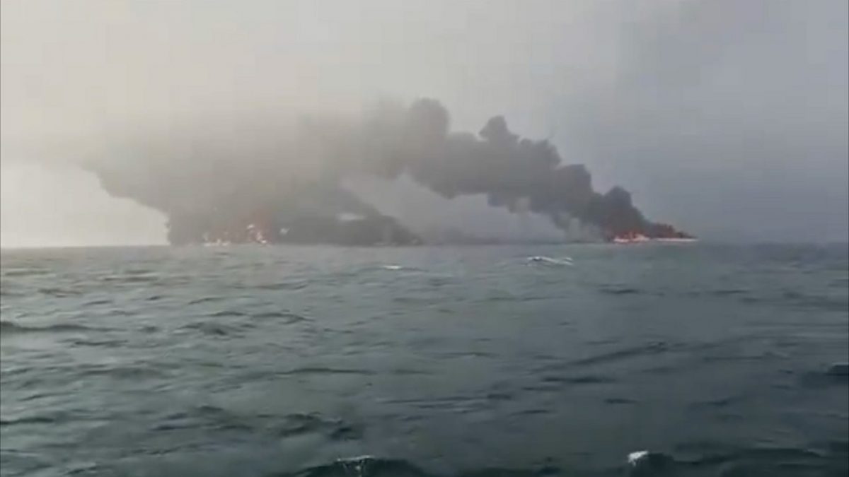 英海巡队:油轮与货船在北海碰撞 冒黑烟与熊熊烈火