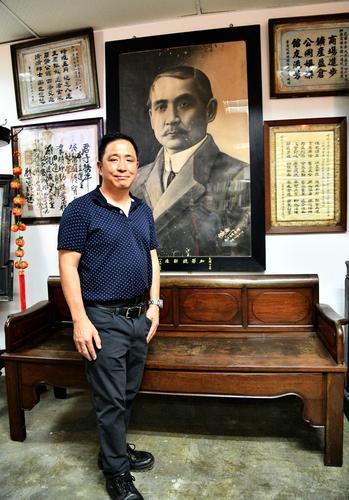 孙中山曾外孙王祖耀访乌鲁冷岳社区文物馆