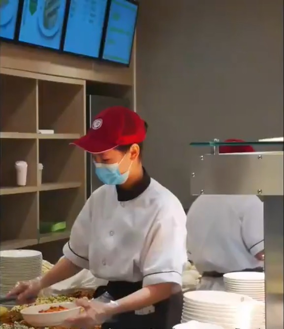  视频|26岁北大女硕士乐当食堂阿姨  “自我满足比高薪更重要”