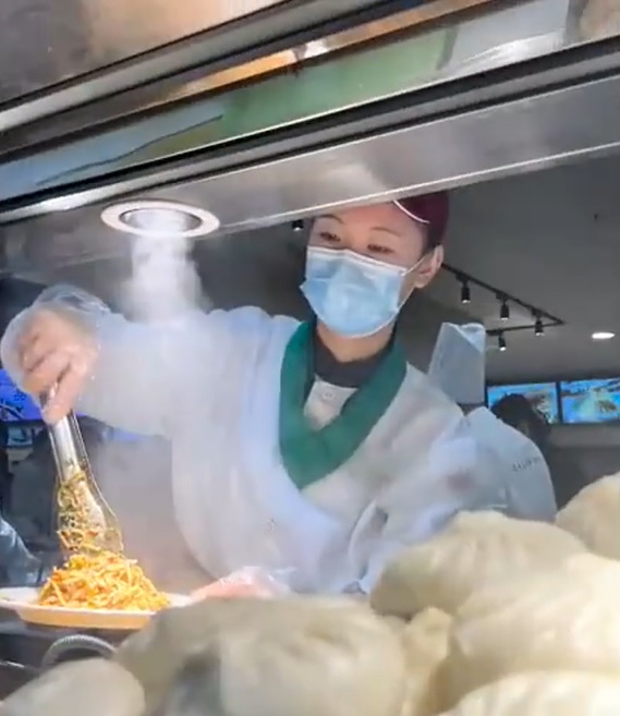  视频|26岁北大女硕士乐当食堂阿姨  “自我满足比高薪更重要”