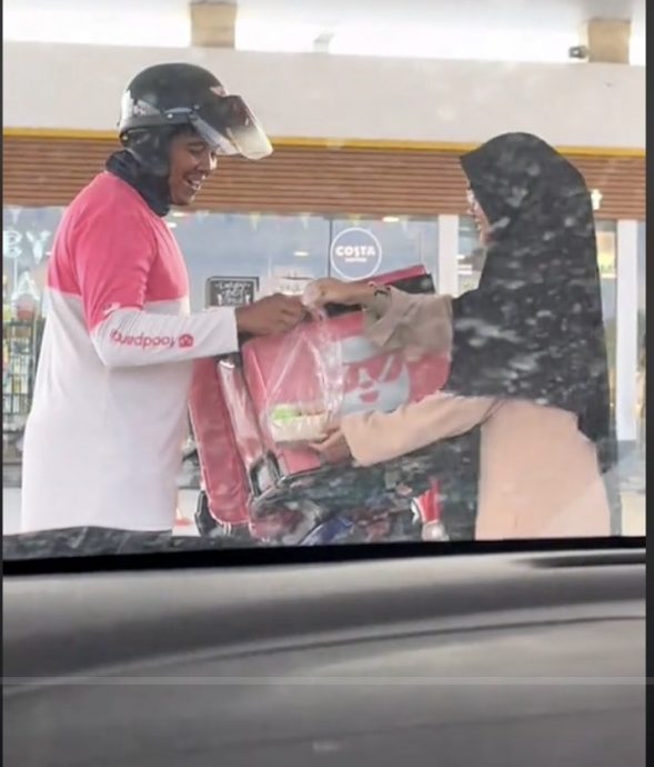 视频|“外卖小哥,辛苦了!” 女子暖送食物致敬