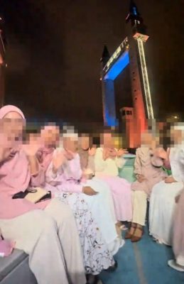 视频|为拍照脱掉救生衣？ 女子游船河开斋用餐挨轰！