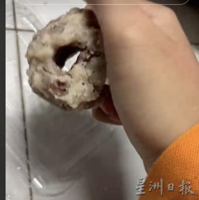 视频|炸甜薯圈竟硬如石 网民调侃“用洋灰制作”