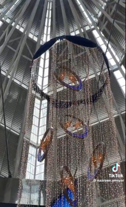 视频|男子批评商场布置不用心 开斋节装饰不如圣诞隆重