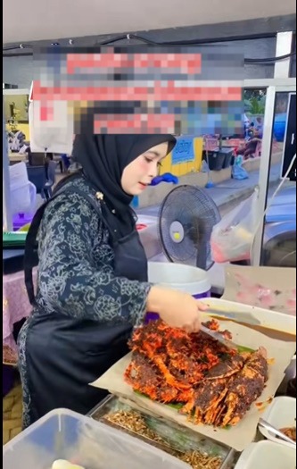 视频|男子路边摊点海鲜炒饭 有帝王蟹大龙虾收费RM630