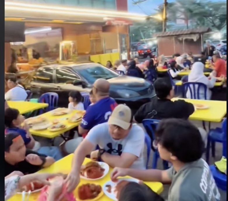 视频|被餐桌和人潮包围 车主取车哭笑不得