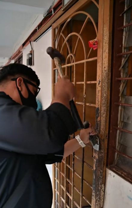 视频|赤贫组屋民拒还租 芙市局拉大队拆门!