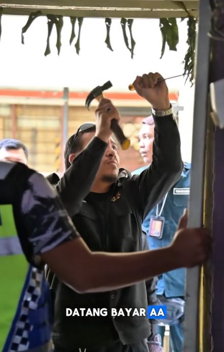 视频|赤贫组屋民拒还租 芙市局拉大队拆门!