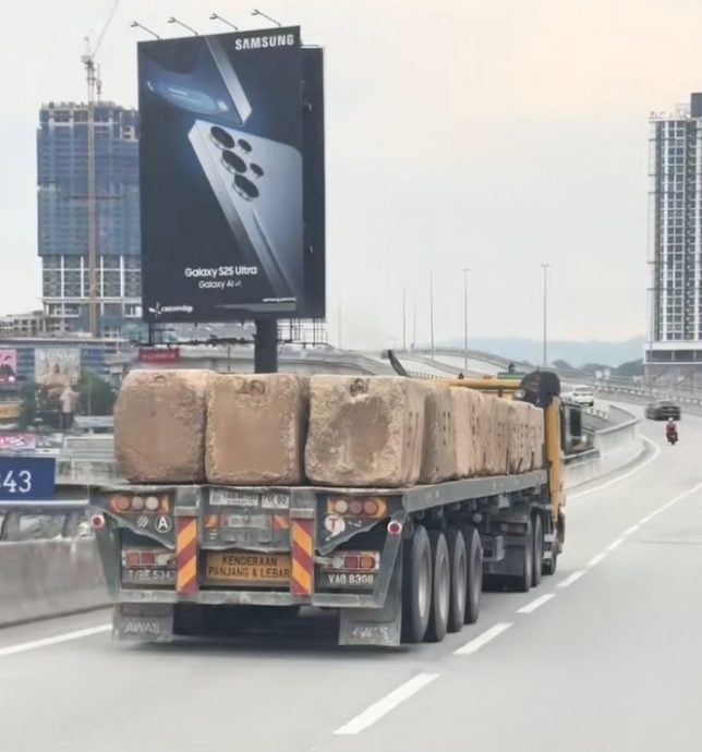 视频|运输大石墩车斗无防护栏 民众心惊:“这罗里太危险”!