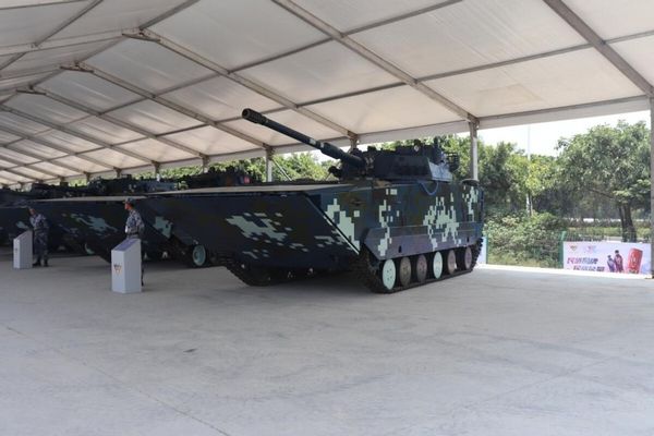 解放军新一代两栖突击车曝光! 装备新型105毫米炮