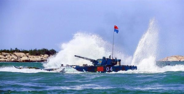 解放军新一代两栖突击车曝光! 装备新型105毫米炮