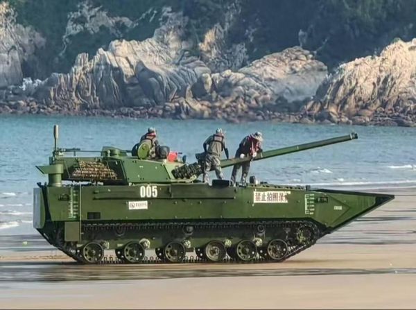 解放军新一代两栖突击车曝光! 装备新型105毫米炮