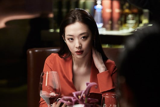 质疑乱加床戏逼全裸 雪莉哥哥点名金秀贤开战