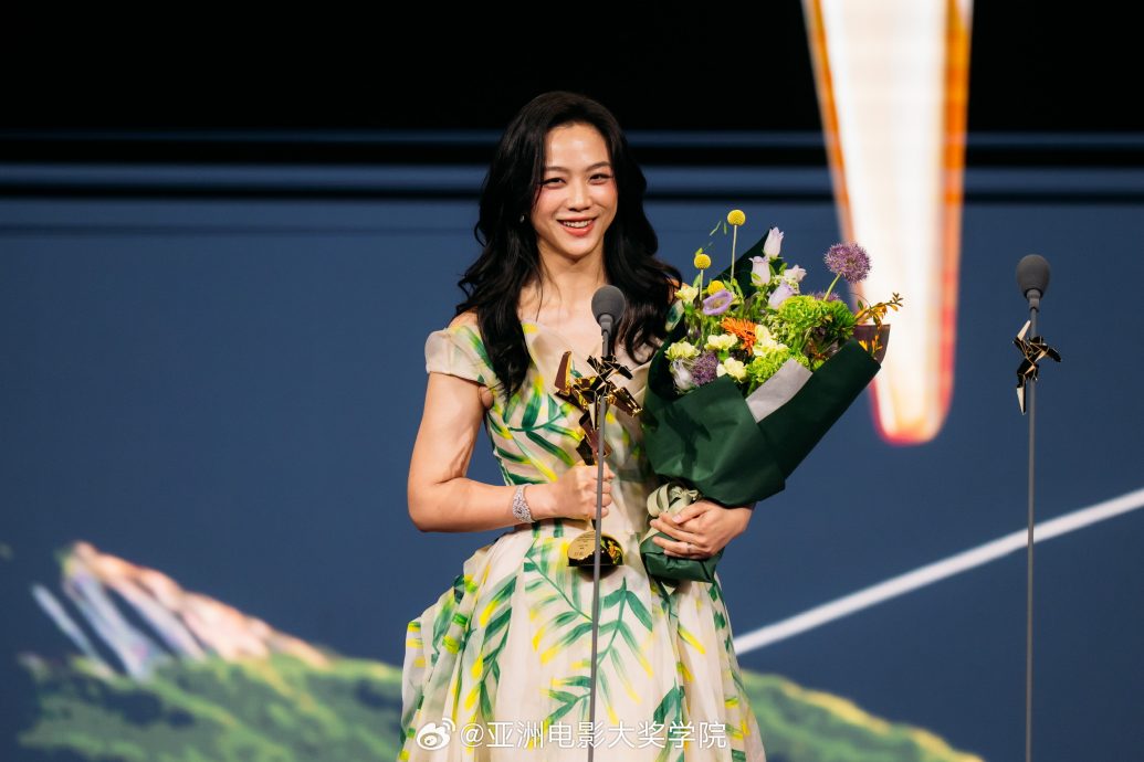 跟金秀贤合照被牵拖 汤唯:我不认识他