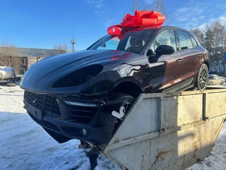 送保时捷挽婚姻被拒 男子怒扔豪车进垃圾槽