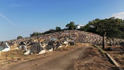 避开人潮与交通拥堵 零星民众提前扫墓