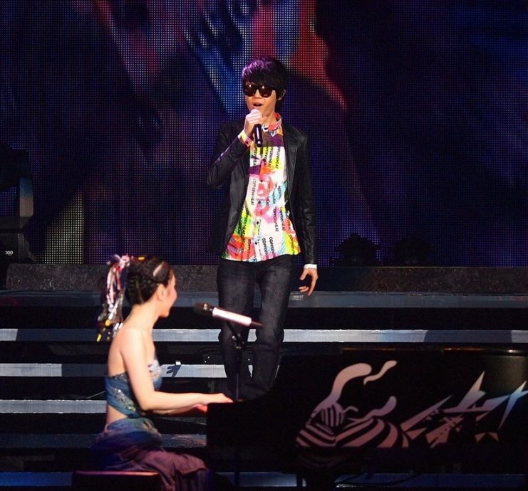 邓紫棋狮城泪悼方大同 心碎感慨: 活着值得感恩