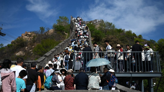 长城上“露股”拍照　日本男女拘留2周后驱逐出境