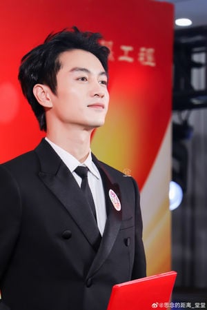 陈晓离婚后首公开露面致词 网惊:离婚是最好的医美