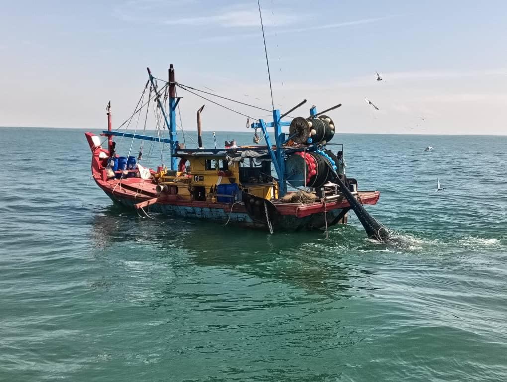 霹海事执法机构 扣违规货船与本地渔船