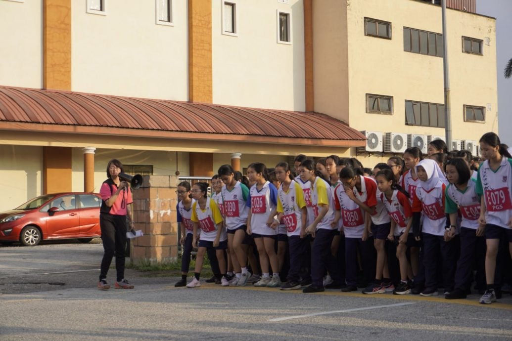 霹:学海学记|校园报道|主文| 越野赛跑加长距离 蓝队成功卫冕