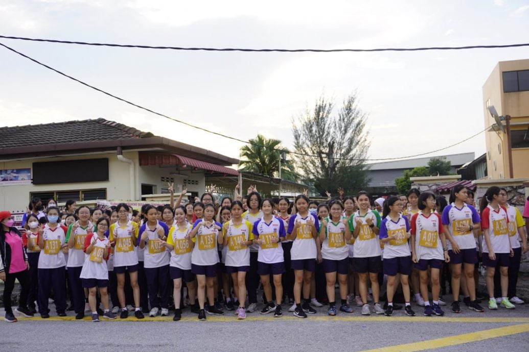霹:学海学记|校园报道|主文| 越野赛跑加长距离 蓝队成功卫冕