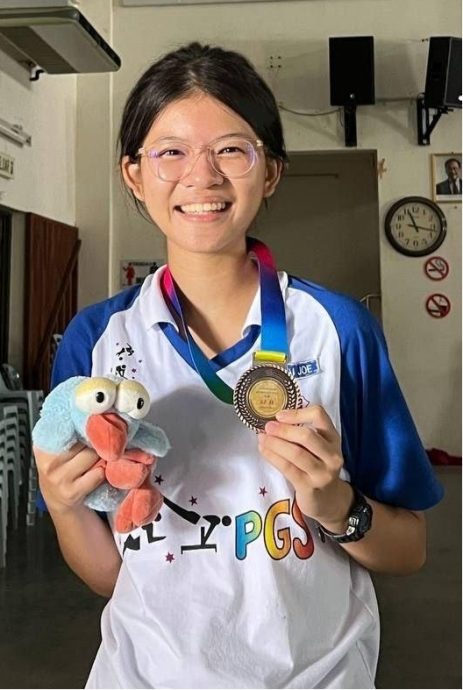 霹:学海学记|校园报道|主文| 越野赛跑加长距离 蓝队成功卫冕