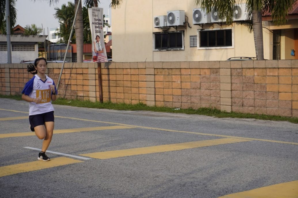 霹:学海学记|校园报道|主文| 越野赛跑加长距离 蓝队成功卫冕