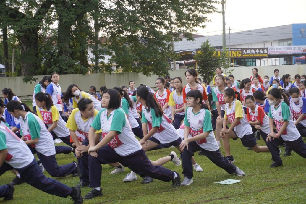 霹:学海学记|校园报道|主文| 越野赛跑加长距离 蓝队成功卫冕