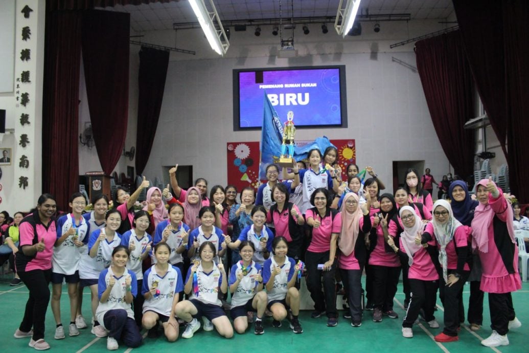 霹:学海学记|校园报道|主文| 越野赛跑加长距离 蓝队成功卫冕