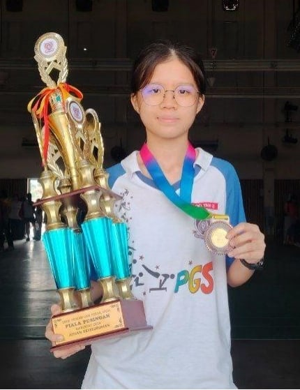 霹:学海学记|校园报道|主文| 越野赛跑加长距离 蓝队成功卫冕