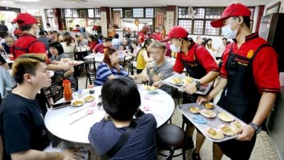 游子祭祖后纷纷光顾   扫墓热 带旺餐饮土产店