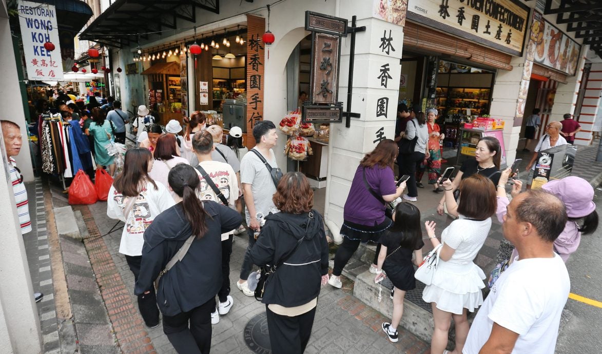 霹：封面主文／清明扫墓热潮  带动餐饮土产包点销量  