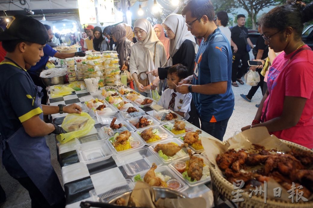 霹：封面主文／霹最长斋戒月市集美食遍布 121摊食物饮料任君选择