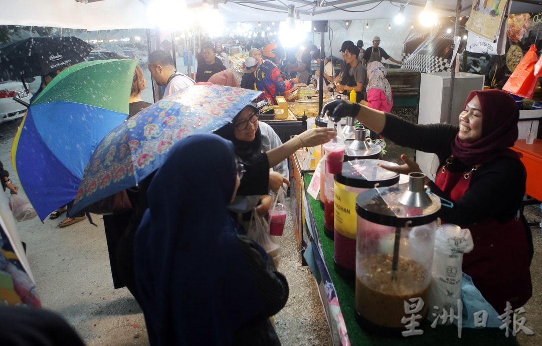 霹：封面主文／霹最长斋戒月市集美食遍布 121摊食物饮料任君选择