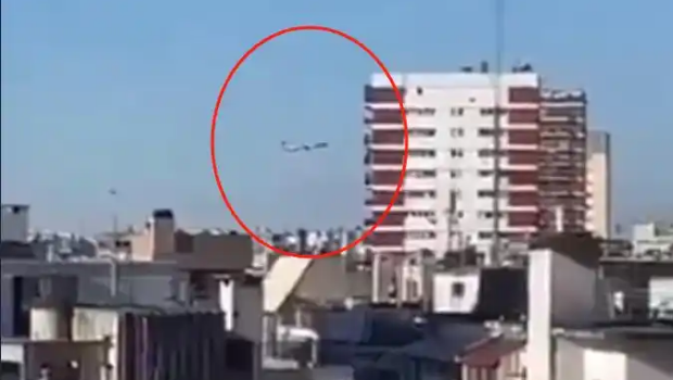 飞鸟撞发动机爆炸 载152人飞机紧急折返