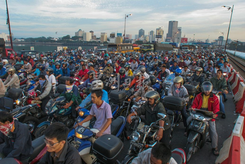 星角摄／图说大马：长堤上风里来雨里去