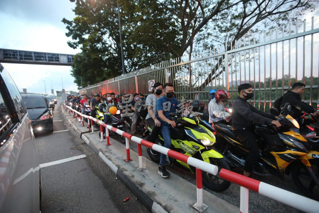 星角摄／图说大马：长堤上风里来雨里去