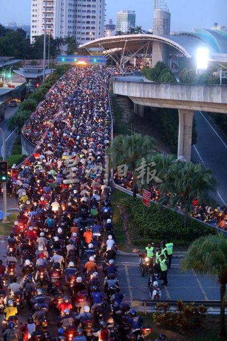 星角摄／图说大马：长堤上风里来雨里去