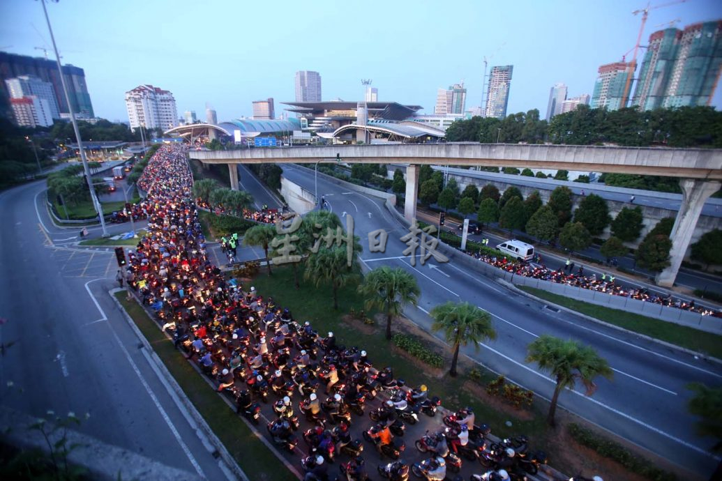 星角摄／图说大马：长堤上风里来雨里去
