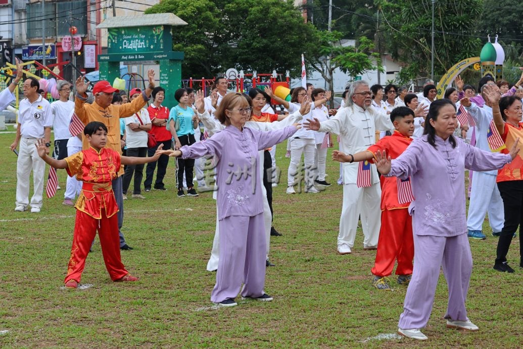 （供上网）“气功昌明团结操”首次举办获760人参与，罗白广场场面壮观浩大