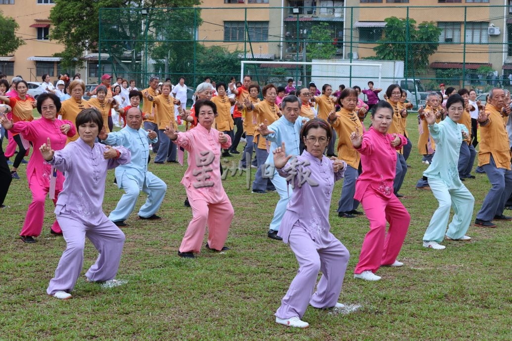 （供上网）“气功昌明团结操”首次举办获760人参与，罗白广场场面壮观浩大