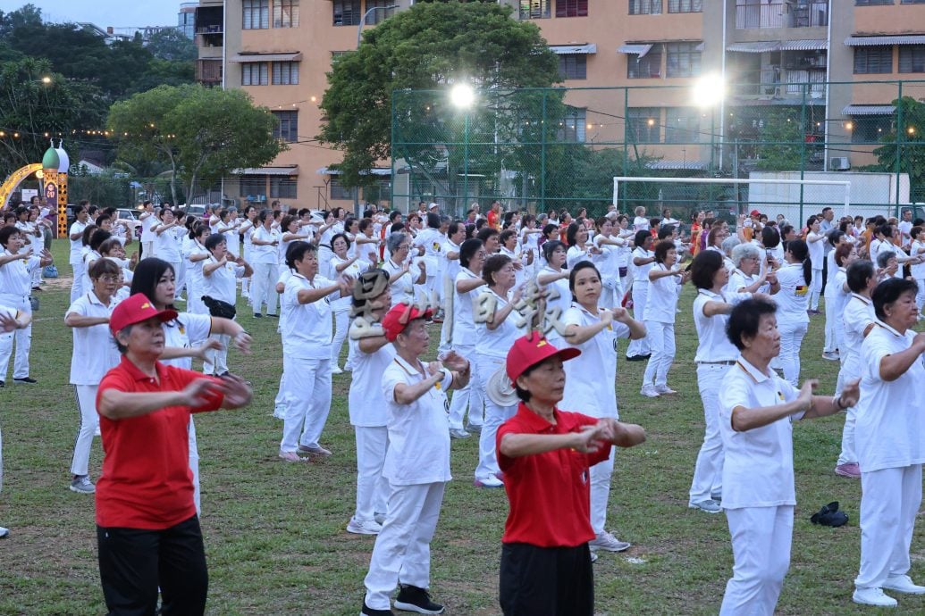 （供上网）“气功昌明团结操”首次举办获760人参与，罗白广场场面壮观浩大